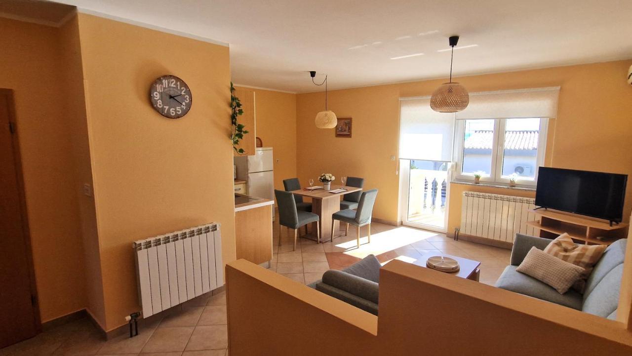 Apartments Ana & Ivan クルク エクステリア 写真