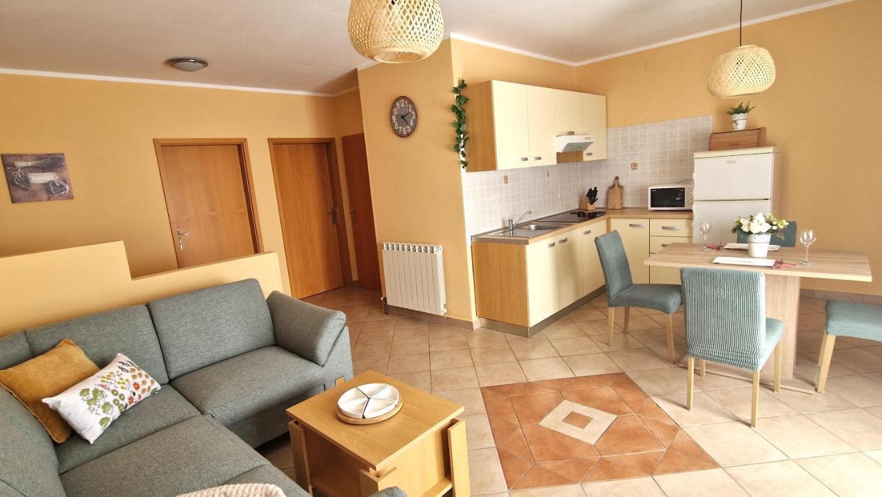 Apartments Ana & Ivan クルク エクステリア 写真