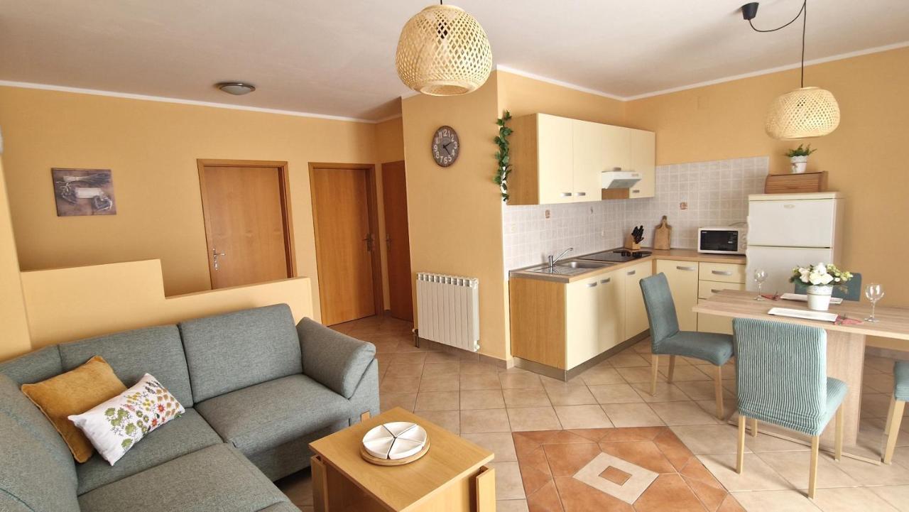 Apartments Ana & Ivan クルク エクステリア 写真